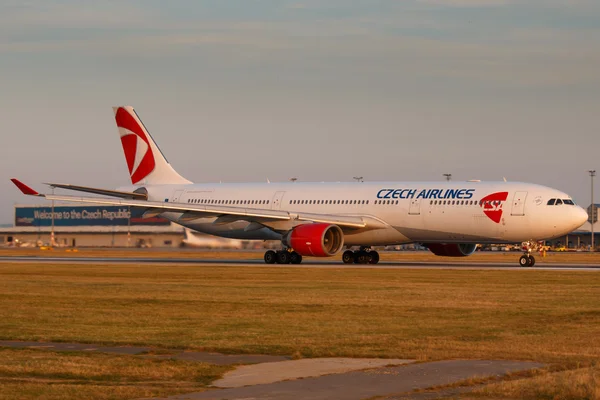 PRAGUE - SEPTEMBER 11: Airbus A330-300 CSA registration OK-YBA take off from PRG airport on Prague, Czech Republic on September 11, 2016. Czech airlines was founded in 1923 — Stock Photo, Image