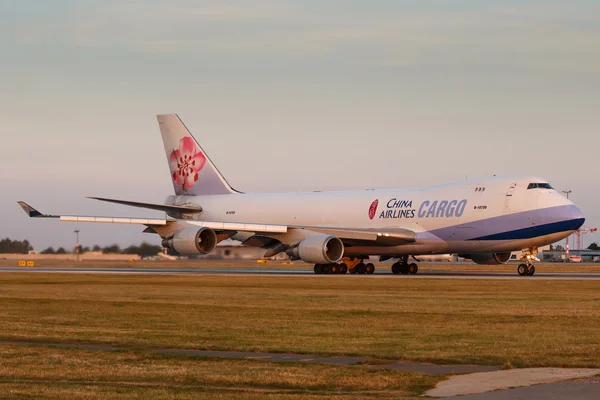 Praga - 11 września: China Airlines Cargo Boeinga B747 airliner zdjąć z Prg 11 września 2016 w Pradze, Czechy. Jest głównym przewoźnikiem Chin - powszechnie znany jako Tajwan — Zdjęcie stockowe