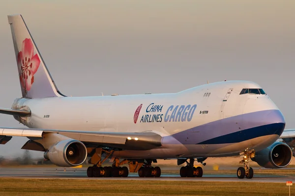 PRAGUE - SEPTEMBER 11: China Airlines Cargo Boeing B747 airliner take off from PRG on September 11, 2016 in Prague,Czech Republic. It Is the flag carrier of the Republic of China - commonly known as Taiwan — Stock Photo, Image