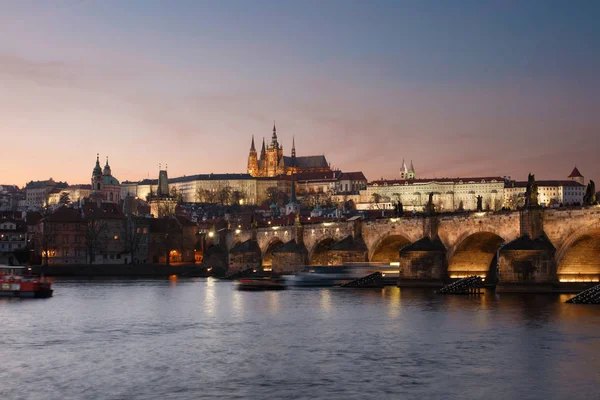 Prager Burg mit Karlsbrücke wenige Minuten nach Sonnenuntergang ist ein berühmter Teil von Prag — Stockfoto