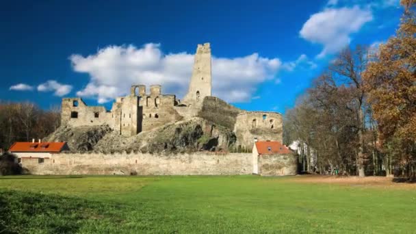 Timelapse video con ruinas del castillo Okor en República Checa — Vídeo de stock