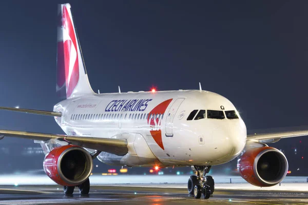 布拉格，捷克共和国-1 月 6 日︰ Csa-捷克航空公司空中客车 A319-112 准备起飞 Prg 机场在 2017 年 1 月 6 日。Csa 是捷克共和国的国家航空公司 — 图库照片