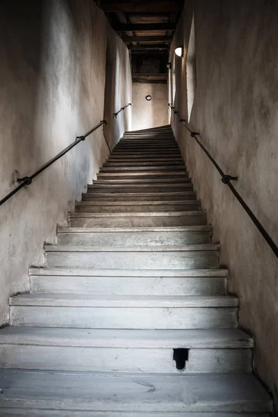 Velhas escadas de madeira no castelo escuro — Fotografia de Stock