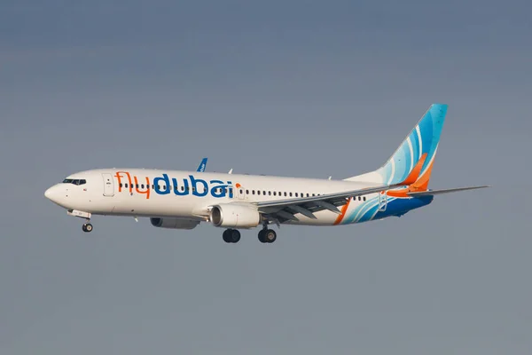 Flydubai 波音 737-800 在 Prg 机场降落 — 图库照片