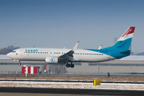 Боїнг Boeing 737-800 Luxair земель в аеропорту Prg — стокове фото