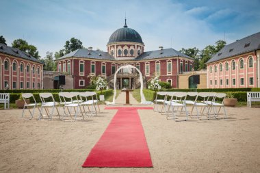 Castle Veltrusy avlusu düğün töreni için hazırlanır.