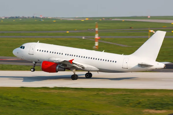 Wit vliegtuig met rode motoren opstijgen vanaf de luchthaven — Stockfoto