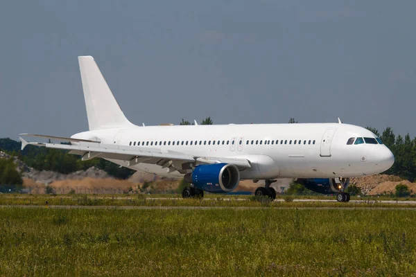 Белый самолет с голубыми двигателями после посадки в аэропорту — стоковое фото