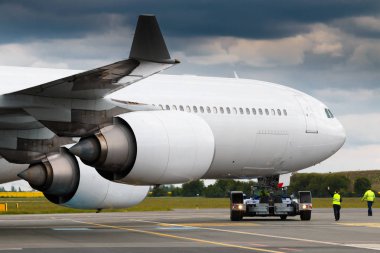 Kadar büyük uçak ile dört motor pushback sırasında kapatın.