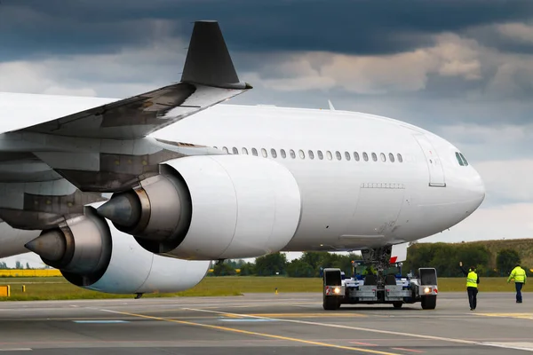 Feche um avião enorme com quatro motores durante o push-back — Fotografia de Stock