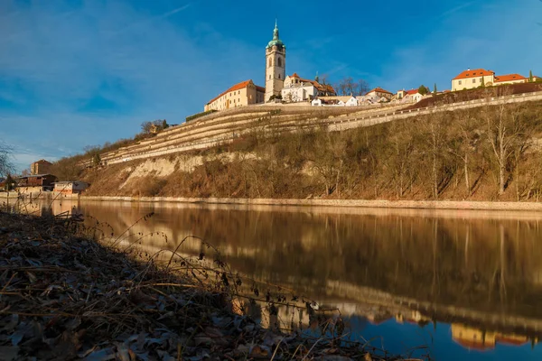 Castelo Melnik com vinhedo famoso sobre o rio Labe perto de Praga . — Fotografia de Stock