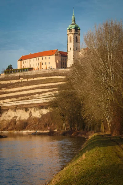 Castelo Melnik com vinhedo famoso sobre o rio Labe perto de Praga . — Fotografia de Stock