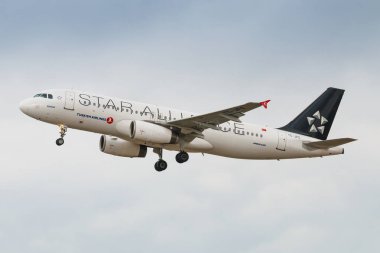 Prag, Çek Cumhuriyeti - March10: Özel Star Alliance düzeninde Türk Hava Yolları'nın Airbus A320 çıkar Prag'da Prg havaalanından 10 Şubat 2017. Türk Hava Yolları Türkiye'nin ulusal bayrak taşıyıcı havayolu şirketidir
