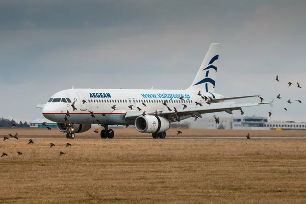 Prag, Çek Cumhuriyeti - March10: Airbus A320 tehlikeli durumda Prg Havaalanı'nda iniş sonra 10 Şubat 2017 üzerinde Prag'da Kuş çarpması nedeniyle. Aegean Havayolları en büyük Yunan havayolu şirketidir.
