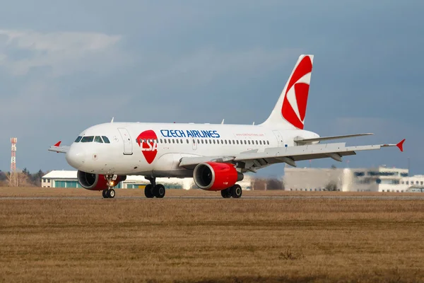 PRAGUE, CZECH REPUBLIC - MARCH10: Airbus A319 Czech Airlines landing at PRG Airport in Prague on March 10, 2017. CSA Czech Airlines - национальная флагманская авиакомпания Чехии — стоковое фото