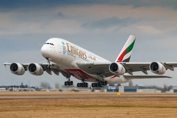 Praga, Republika Czeska - March10: Airbus A380-800 Emirates zdjąć z Prg Lotnisko w Pradze w dniu 10 marca 2017. Emirates jest linia lotnicza z siedzibą w Dubaju. — Zdjęcie stockowe