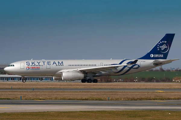 プラハ, チェコ共和国 - 3 月 28 日: エアバス A330-200 中国東方航空スカイチーム方式タクシー 2017 年 3 月 28 日にプラハの Prg 空港から離陸のために特別に. — ストック写真
