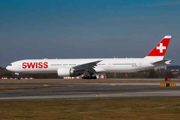 Prag, Tjeckien - 28 mars: Boeing B777-300er av Swiss Airlines taxi för att ta bort från Prg flygplats i Prag på 28 mars 2017. Swiss International Air Lines är flagga transportör flygbolag av Schweitz. — Stockfoto