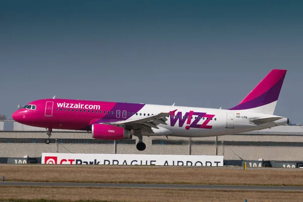 ПРАГА, ЧЕШСКИЙ РЕСПУБЛИК - 28 марта: Airbus A320 Wizzair посадки в аэропорту PRG в Праге 28 марта 2017 года. Wizz Air - венгерская бюджетная авиакомпания . — стоковое фото