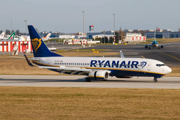 Boeing 737-800 společnosti Ryanair l — Stock fotografie