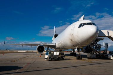 Beyaz kargo uçağı ile havaalanında yükleme sırasında üç motor