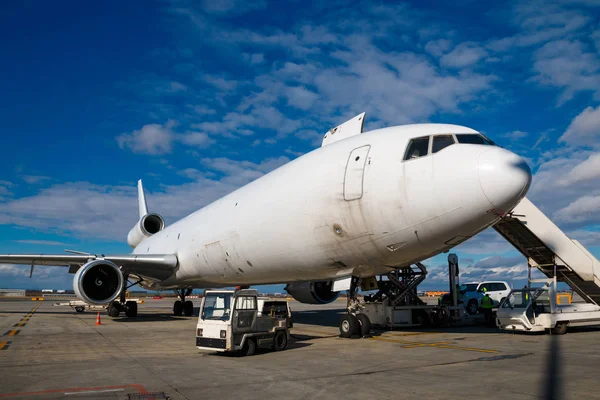 Avión de carga blanca con tres motores durante la carga en el aeropuerto — Foto de Stock