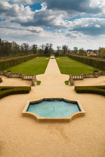 Vista para o jardim do castelo Milotice — Fotografia de Stock