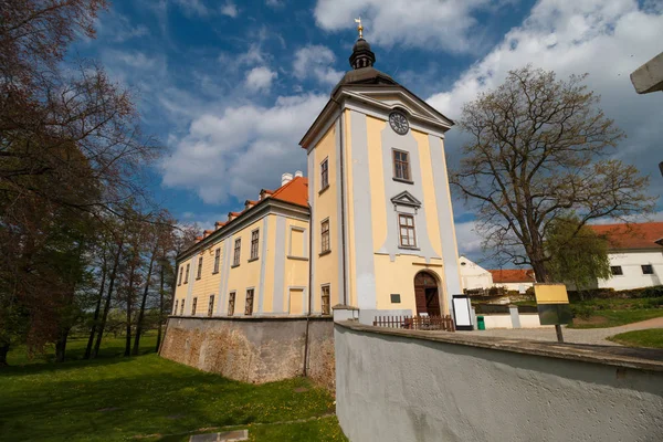 Chateau Ctenice przeznaczenia popularne ślub koło Pragi — Zdjęcie stockowe