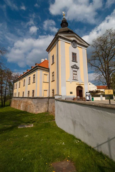 Chateau Ctenice przeznaczenia popularne ślub koło Pragi — Zdjęcie stockowe