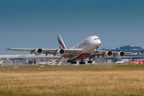 ПЕГИДА, ЧЕШСКАЯ РЕСПУБЛИКА - 9 ИЮНЯ: Airbus A380 Emirates вылетел из аэропорта PRG в Пальмире 9 июня 2017 года. Emirates авиакомпания, базирующаяся в Дубае . — стоковое фото