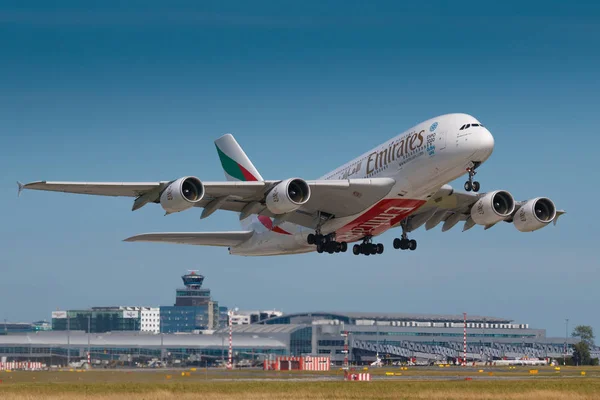 Prag, Tjeckien - 9 juni: Airbus A380-800 Emirates take off från Prg flygplats i Prag 9 juni 2017. Emirates är ett flygbolag baserat i Dubai. — Stockfoto