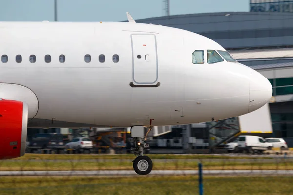 Feche com o nariz branco do avião durante a decolagem — Fotografia de Stock