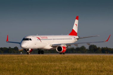 Prag, Çek Cumhuriyeti - 16 Haziran: Avusturyalı Embraer Erj-195lr 16 Haziran 2017 üzerinde Prg havaalanından taksi. Avusturya Avusturya bayrak taşıyıcı ise Lufthansa grubu.