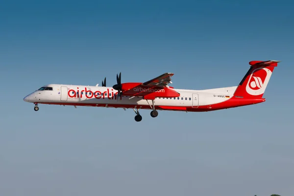 PRAGA, REPÚBLICA CHECA - 16 DE JUNIO: Air Berlin Bombardier DHC-8 aterriza en el aeropuerto PRG el 16 de junio de 2017. La segunda aerolínea más grande de Alemania de Air Berlin —  Fotos de Stock