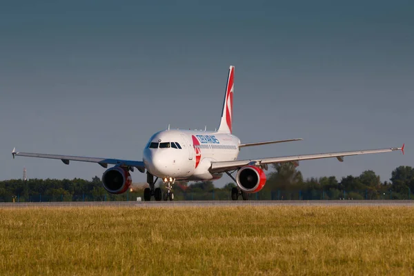 ПРАГА, ЧЕШСКАЯ РЕСПУБЛИКА - 16 июня: Airbus A319 Czech Airlines вылетел из аэропорта PRG в Праге 16 июня 2017 года. Czech Airlines (CSA) является флагманом Чешской Республики — стоковое фото