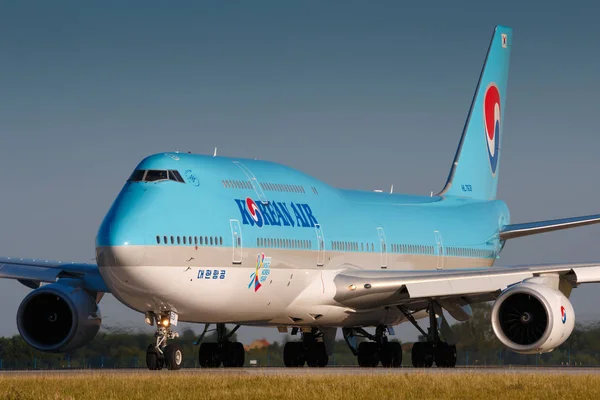 PRAGUE, CZECH REPUBLIC - JUNE 14: Boeing 747-8i dari taksi Korean Air untuk lepas landas dari Bandar Udara PRG di Praha pada 16 Juni 2017. Warna biru pertama kali diperkenalkan pada tahun 1984. Maskapai penerbangan ini adalah maskapai penerbangan Korea Selatan — Stok Foto