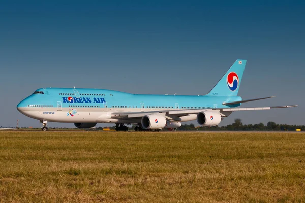 Praga, Republika Czeska - 14 czerwca: Boeing 747-8i Korean Air Taxi do startu z lotniska Prg w Pradze na 16 czerwca 2017 r. Niebieski top barwach został wprowadzony w 1984 roku. Linie lotnicze są przewoźnikiem, Korea Południowa — Zdjęcie stockowe