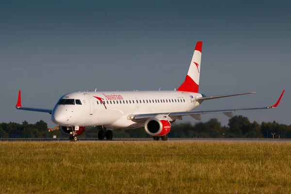 Prague, Tsjechië - 16 juni: Oostenrijkse Embraer Erj-195lr taxi op Prg luchthaven op 16 juni 2017. Oostenrijkse is de nationale luchtvaartmaatschappij van Oostenrijk en dochter van de Lufthansa Group. — Stockfoto
