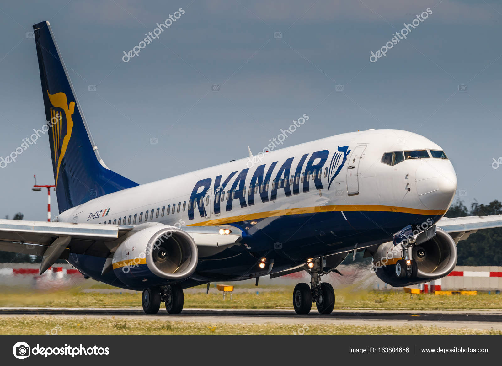Boeing 737-800 of Ryanair – Stock Editorial Photo © rebius #163804656