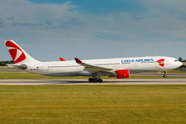 Airbus A330-300 Českých aerolinií — Stock fotografie