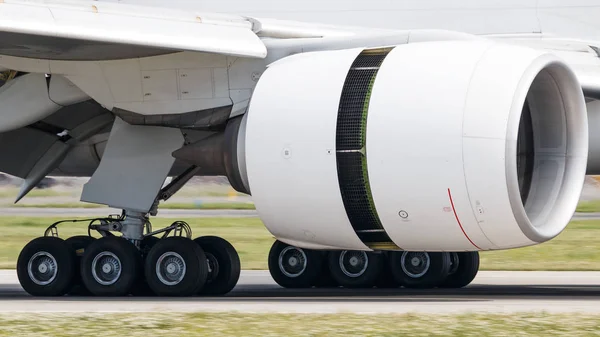 巨大な飛行機のエンジン — ストック写真