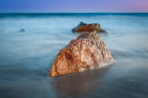 Скала в море — стоковое фото