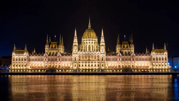 Parlamento Húngaro Edificio Orillas Del Danubio Budapest Con Reflejo Perfecto —  Fotos de Stock