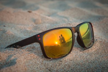 Gün batımına bakan çift