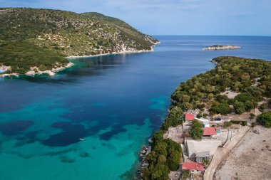 Kefalonia adasındaki Porto Atheras deresinin hava manzarası