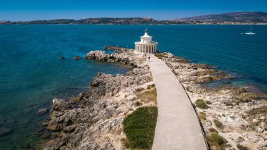Argostoli Kefalonia, Yunanistan 'daki Saint Theodore deniz fenerinin muhteşem manzarası.