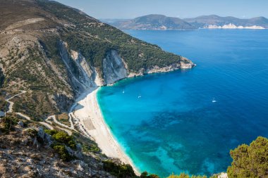 Yunanistan 'ın Kefalonia adasındaki güzel Myrtos plajı manzarası