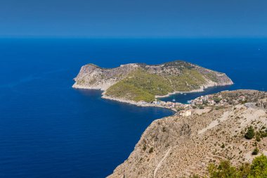 Kefalonia Adası 'nda Venedik harabeleri olan Assos köyüne bakın..