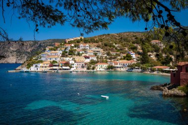 Kefalonia Adası 'nda küçük bir köy. Ahmaklar