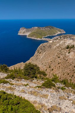 Kefalonia Adası 'nda Venedik harabeleri olan Assos köyüne bakın..